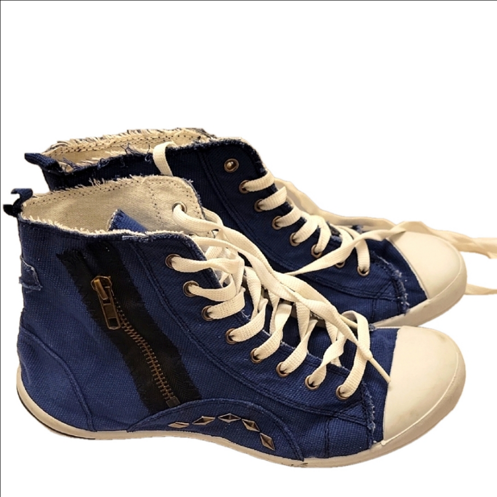 Chic Navy and White Canvas Sneakers